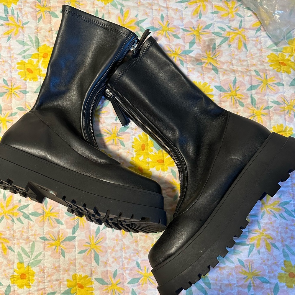Hello, I’m selling these cute boots from urban outfitters. Size women’s 8